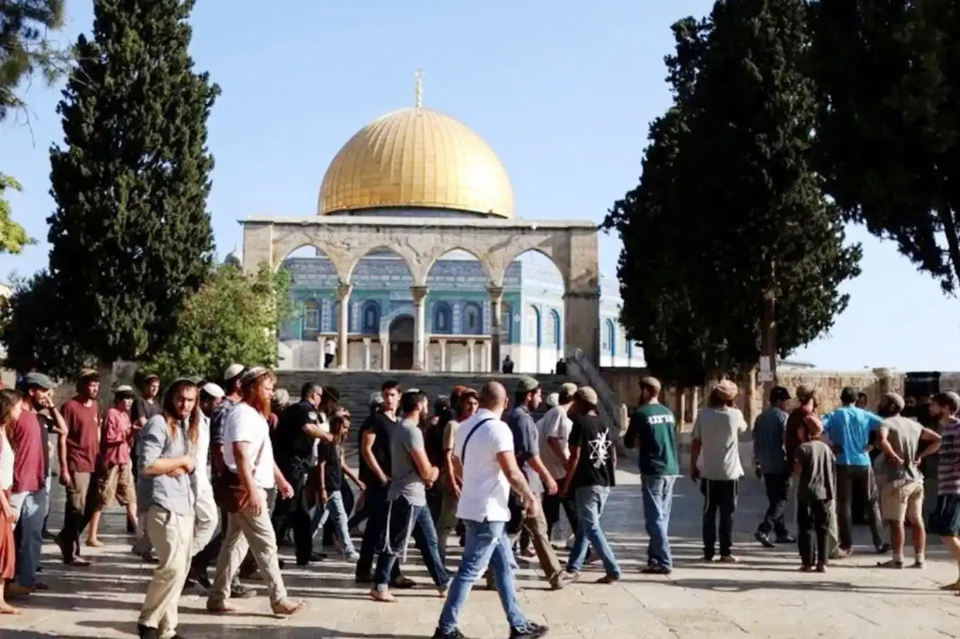 Siyonist Yahudiler Mescid-i Aksa'ya baskın düzenledi Siyonist Yahudiler Mescid-i Aksa'ya baskın düzenledi