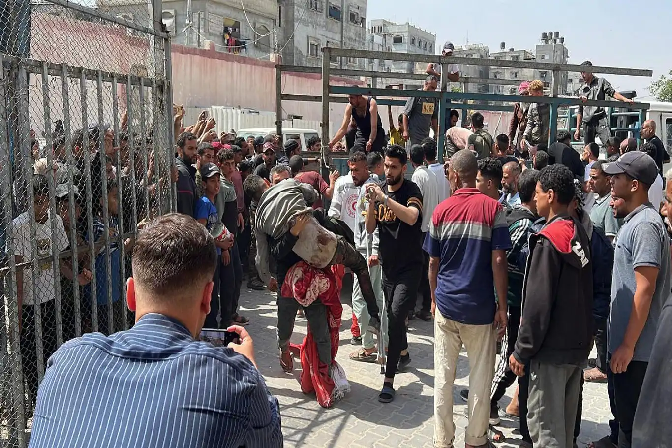 Yardım bekleyen Filistinli sivillere yeni saldırı