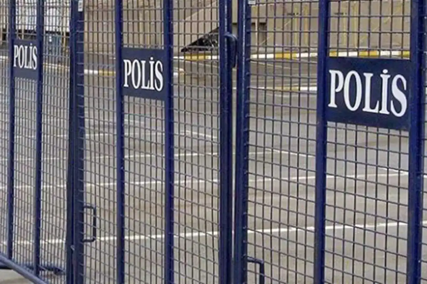 Beyoğlu'nda etkinlik yasağı: Taksim ve çevresi bariyerle kapatıldı Beyoğlu'nda etkinlik yasağı: Taksim ve çevresi bariyerle kapatıldı