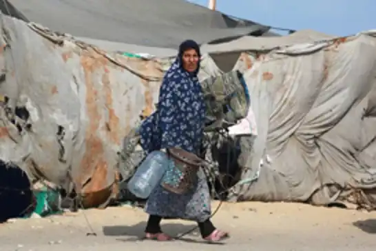 لە غەززە چادرەکان لە گەرمای سووتێنەردا دەبنە دۆزەخ