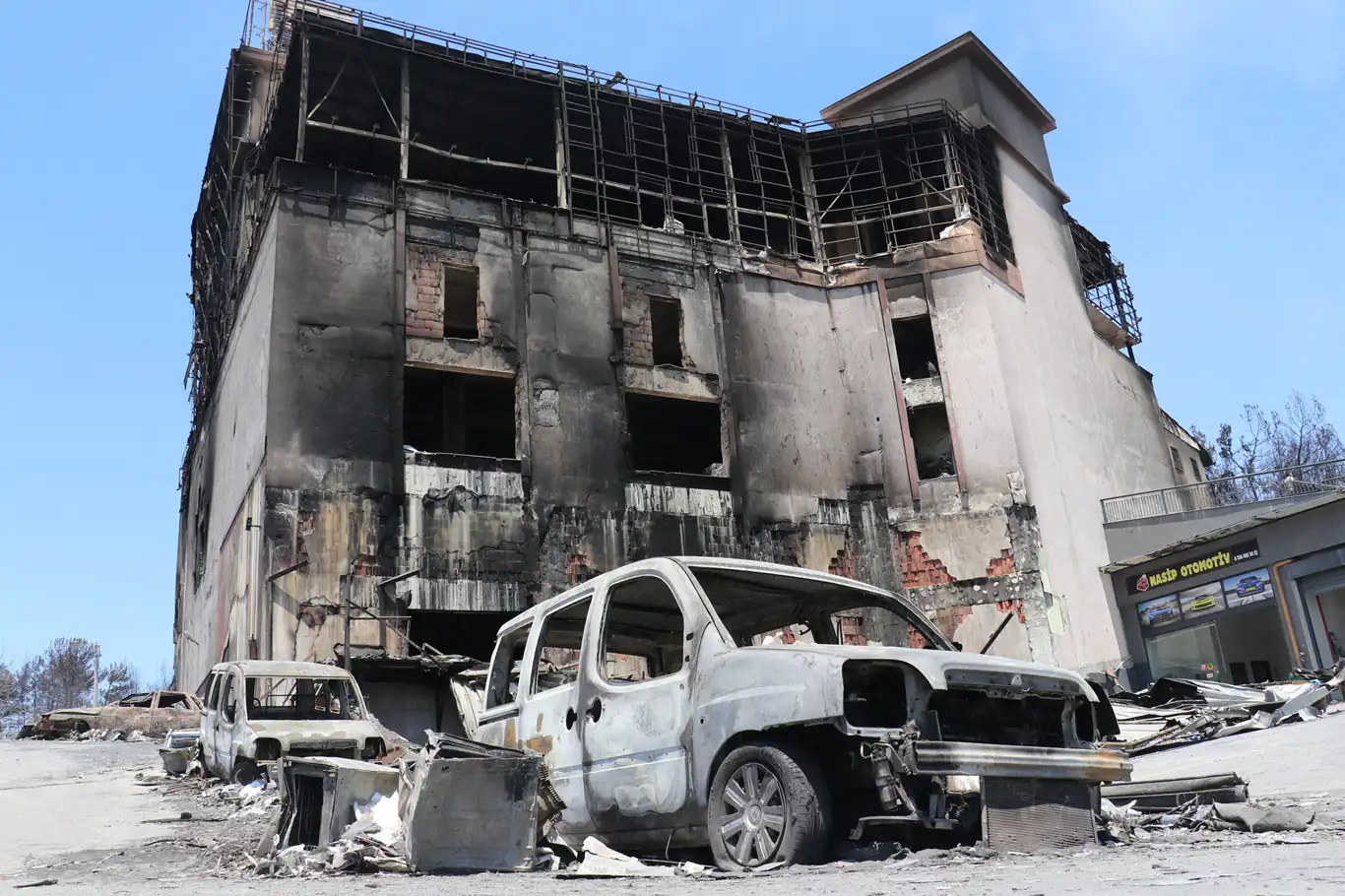 İzmir'de çıkan yangın sanayiye sıçradı: Onlarca araç hurdaya döndü