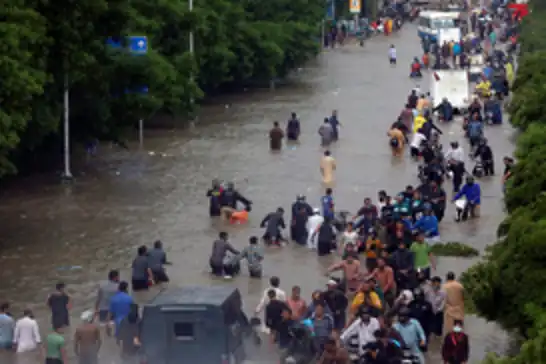 Pakistan'da muson yağışları sele yol açtı: 98 ölü