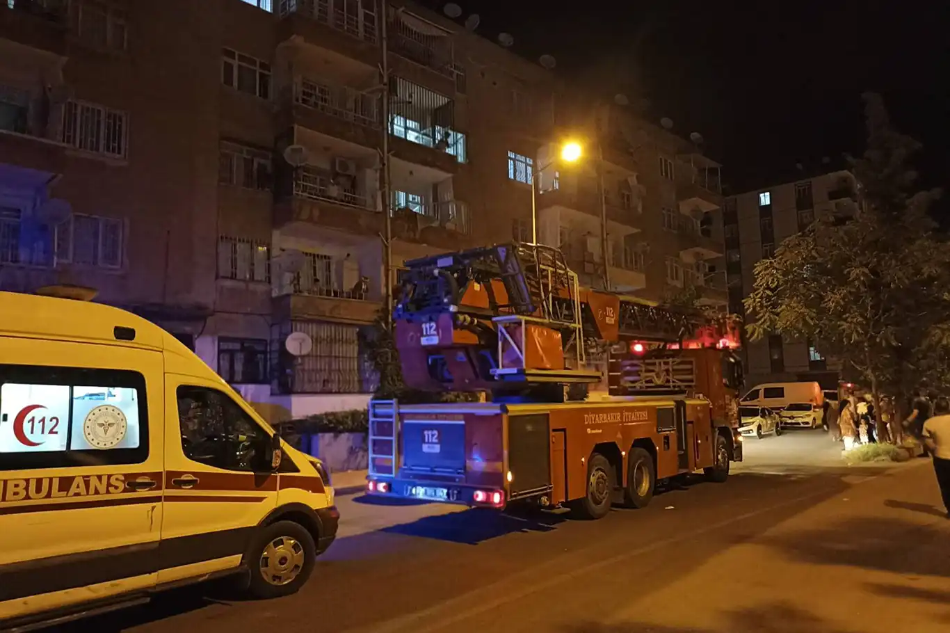 Diyarbakır'da binanın sallandığı iddiası paniğe neden oldu Diyarbakır'da binanın sallandığı iddiası paniğe neden oldu