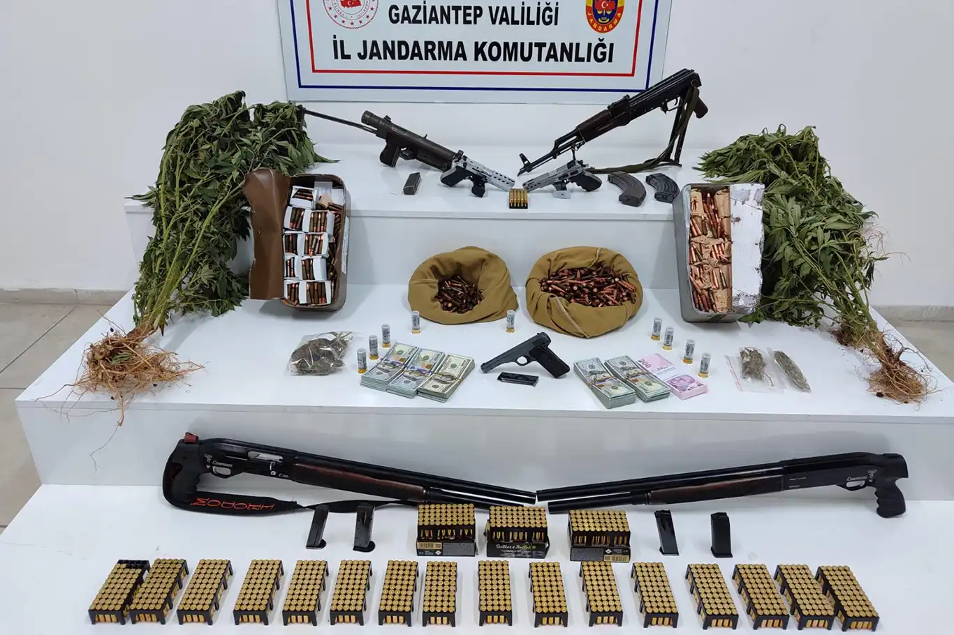 Gaziantep'te uyuşturucu ve kaçakçılık operasyonları: 180 gözaltı Gaziantep'te uyuşturucu ve kaçakçılık operasyonları: 180 gözaltı