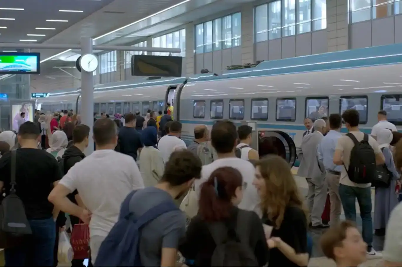 Yüksek hızlı tren hatlarında ek seferler düzenlenecek Yüksek hızlı tren hatlarında ek seferler düzenlenecek