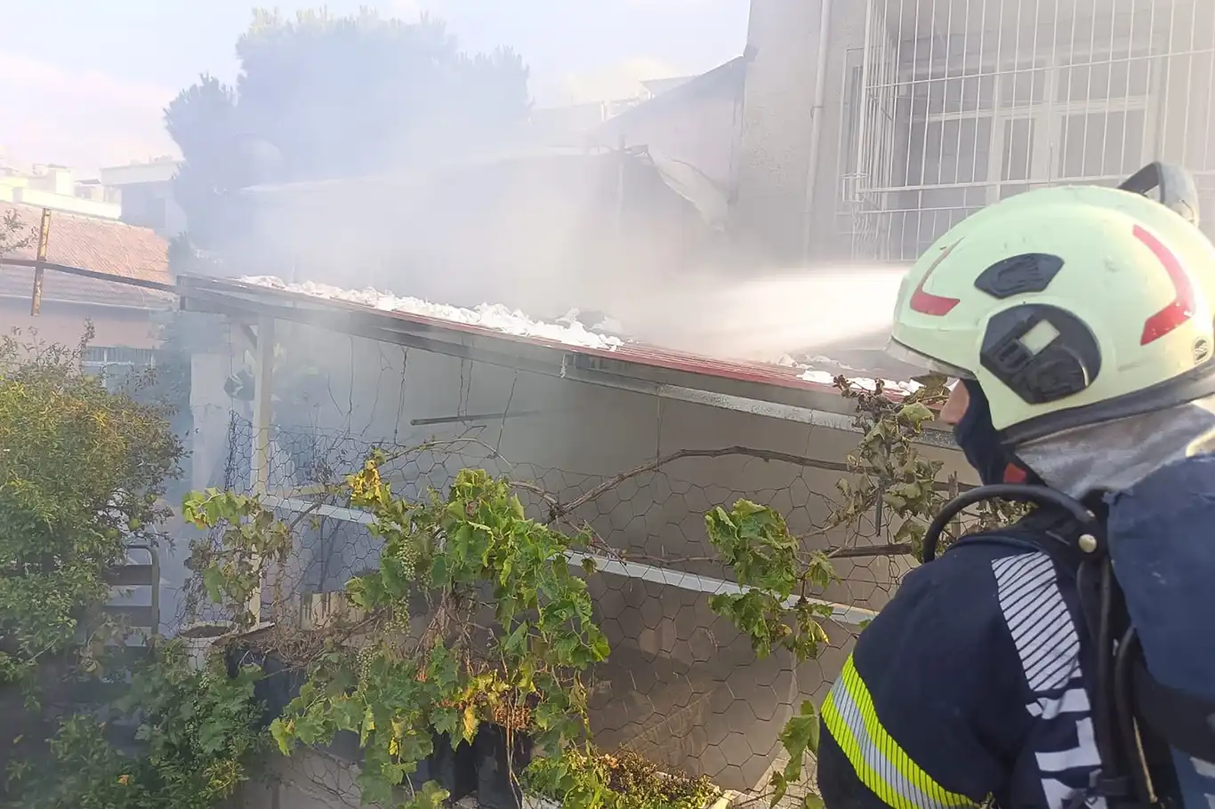 Ev yangınında mahsur kalan çocuklar kurtarıldı Ev yangınında mahsur kalan çocuklar kurtarıldı