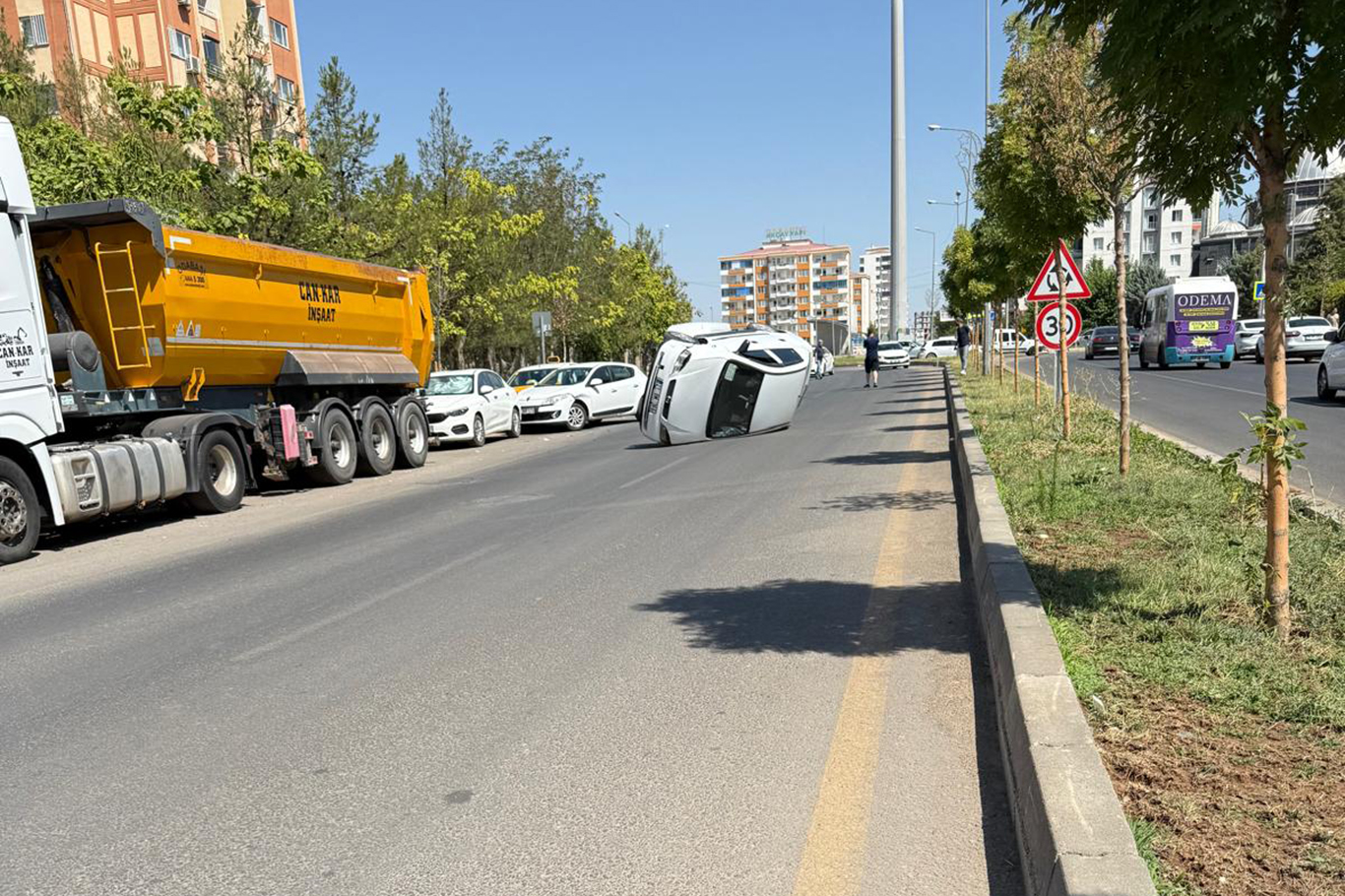 Diyarbakır’da otomobil kaldırıma çarpıp yan yattı: 2 yaralı Diyarbakır’da otomobil kaldırıma çarpıp yan yattı: 2 yaralı