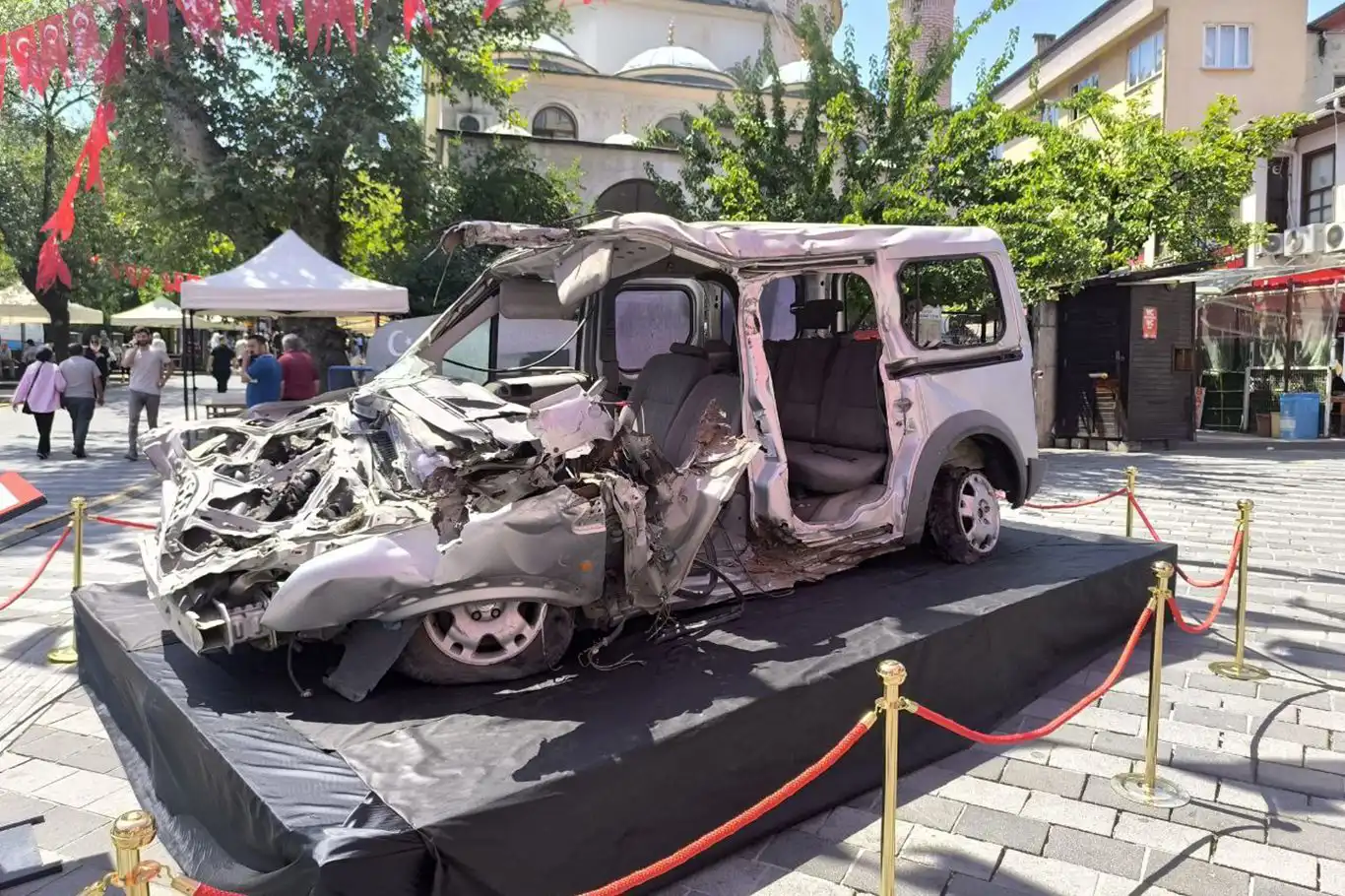 15 Temmuz'da tankın ezdiği araç Bursa'da sergileniyor 15 Temmuz'da tankın ezdiği araç Bursa'da sergileniyor