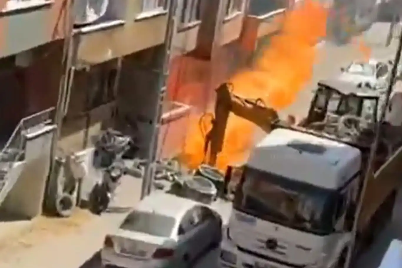 İstanbul'da 2 işçi doğal gaz borusunun patlamasıyla yaralandı İstanbul'da 2 işçi doğal gaz borusunun patlamasıyla yaralandı