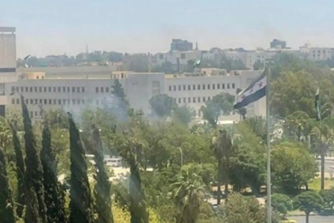 الاحتلال الصهوني يشن غارة جوية على مبنى رئاسة الأركان في دمشق الاحتلال الصهوني يشن غارة جوية على مبنى رئاسة الأركان في دمشق