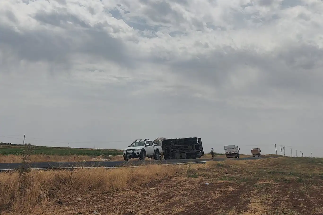 Şanlıurfa’da kamyon takla attı: Sürücü kazayı yara almadan atlattı Şanlıurfa’da kamyon takla attı: Sürücü kazayı yara almadan atlattı