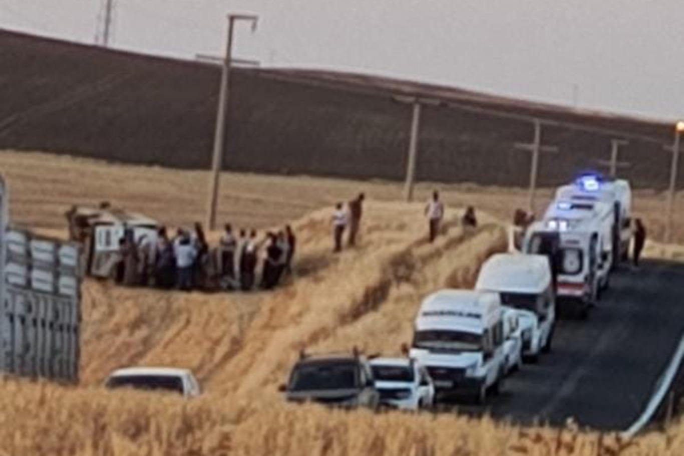 Diyarbakır’da tarım işçilerini taşıyan minibüs şarampole yuvarlandı: 13 yaralı Diyarbakır’da tarım işçilerini taşıyan minibüs şarampole yuvarlandı: 13 yaralı