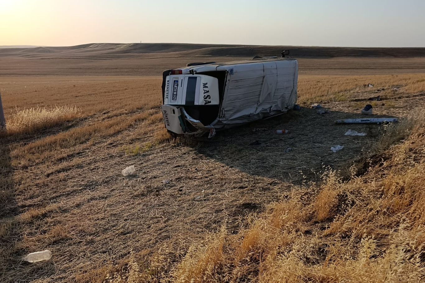 Li Dîyarbekirê mînîbusek ku karkerên çandiniyê di nav de bûn gêrê şerempolê bû: 13 birîndar Li Dîyarbekirê mînîbusek ku karkerên çandiniyê di nav de bûn gêrê şerempolê bû: 13 birîndar