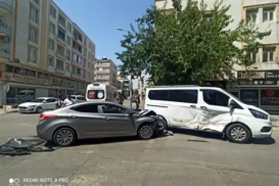 Batman'da panelvan ile otomobil çarpıştı: 1 yaralı