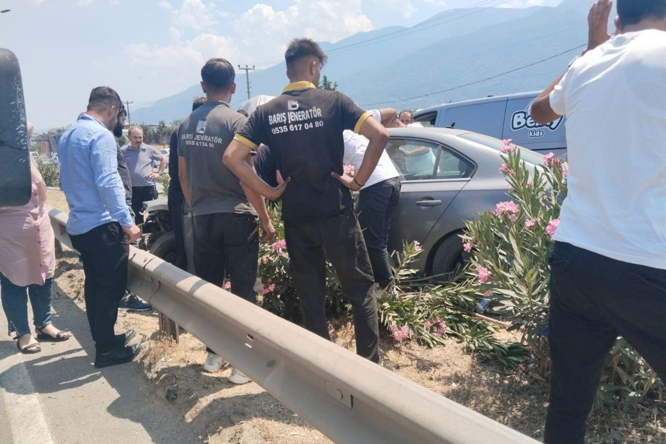 Bursa’da kaza: Araç bariyerlere çarptı, sürücü sıkıştı Bursa’da kaza: Araç bariyerlere çarptı, sürücü sıkıştı