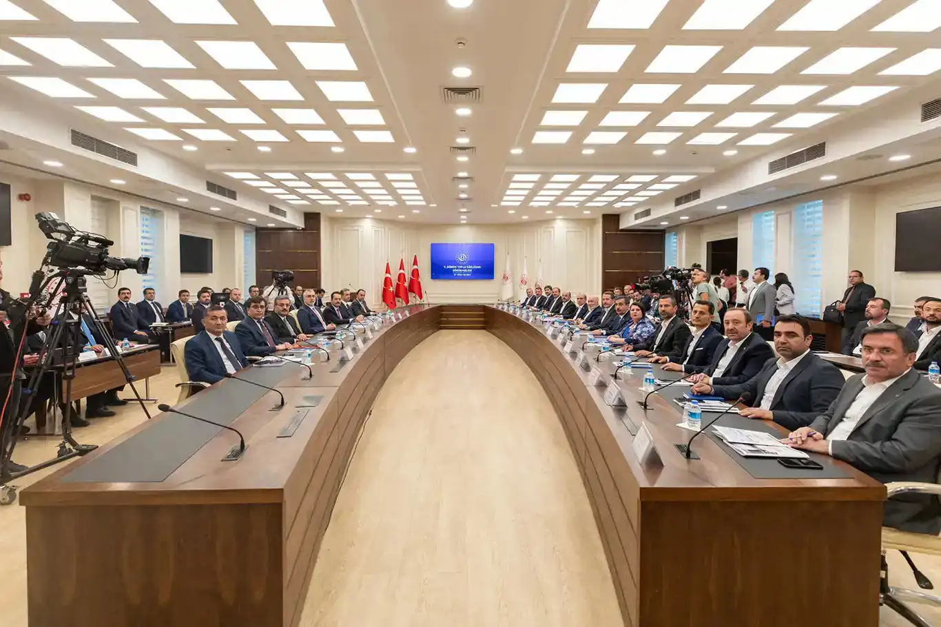 Kamu işçileri için 3'üncü zam teklifi yüzde 24'e çıkarıldı Kamu işçileri için 3'üncü zam teklifi yüzde 24'e çıkarıldı