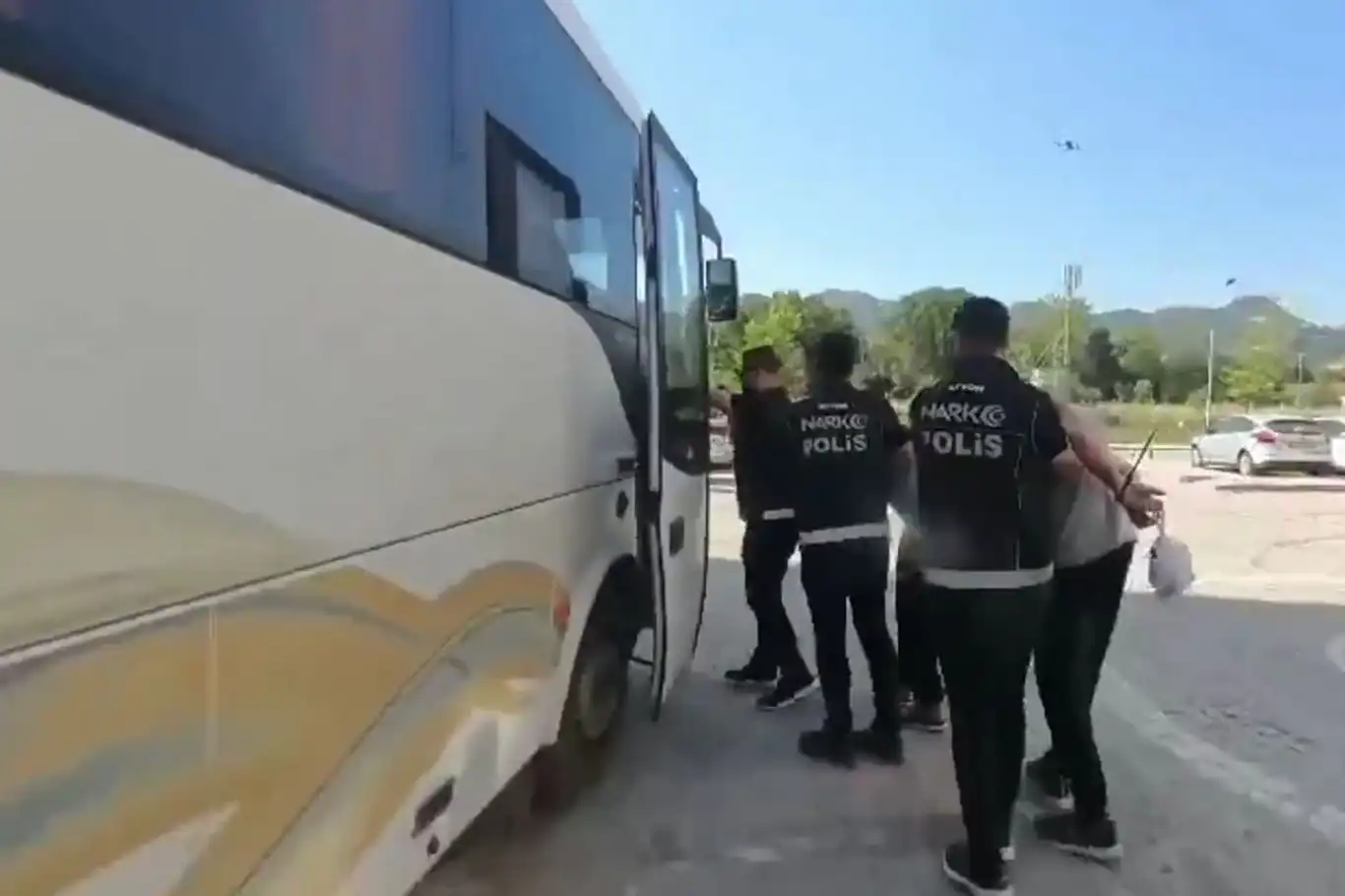 72 ilde uyuşturucu operasyonu: Bin 933 şüpheli yakalandı 72 ilde uyuşturucu operasyonu: Bin 933 şüpheli yakalandı