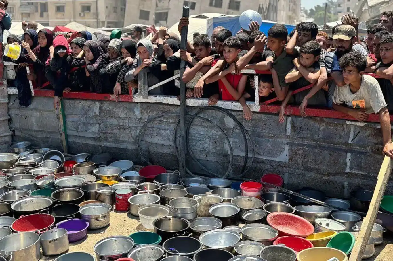 التجويع جريمة والصمت شراكة: 650 ألف طفل في غزة ينتظرون لقمة خبز التجويع جريمة والصمت شراكة: 650 ألف طفل في غزة ينتظرون لقمة خبز