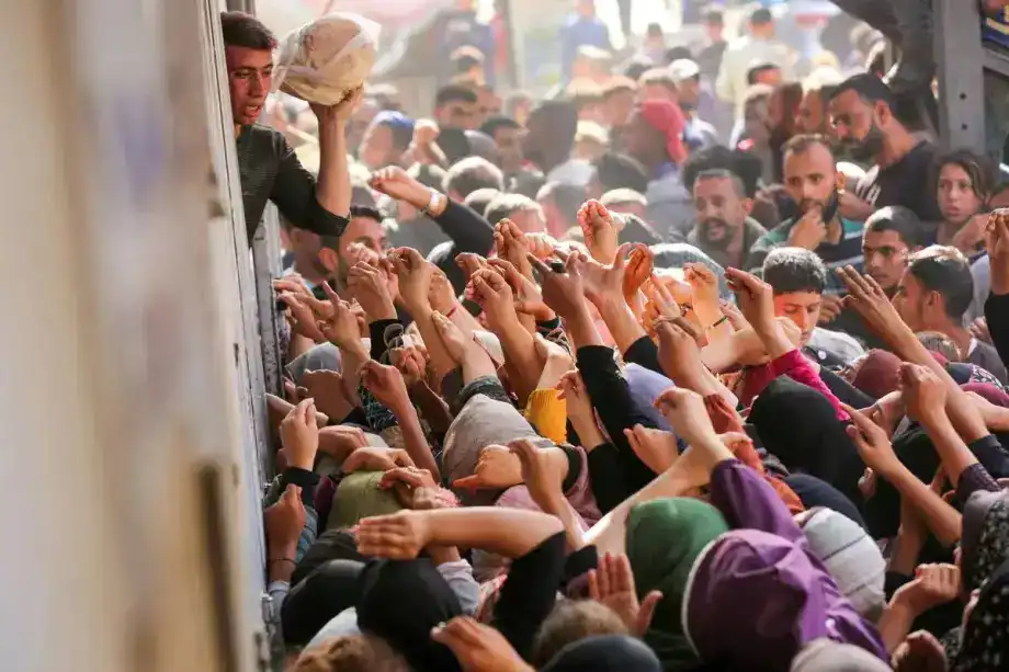غزة تختنق بين الجوع والموت: الاحتلال يستهدف طوابير الخبز والمساعدات غزة تختنق بين الجوع والموت: الاحتلال يستهدف طوابير الخبز والمساعدات