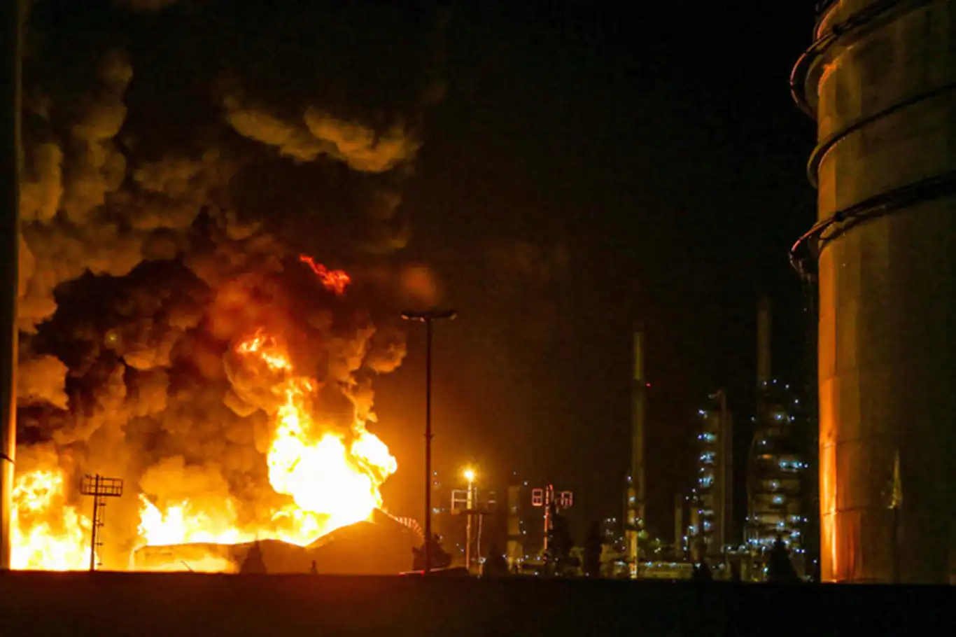 İran'da Abadan petrol rafinerisinde yangın İran'da Abadan petrol rafinerisinde yangın