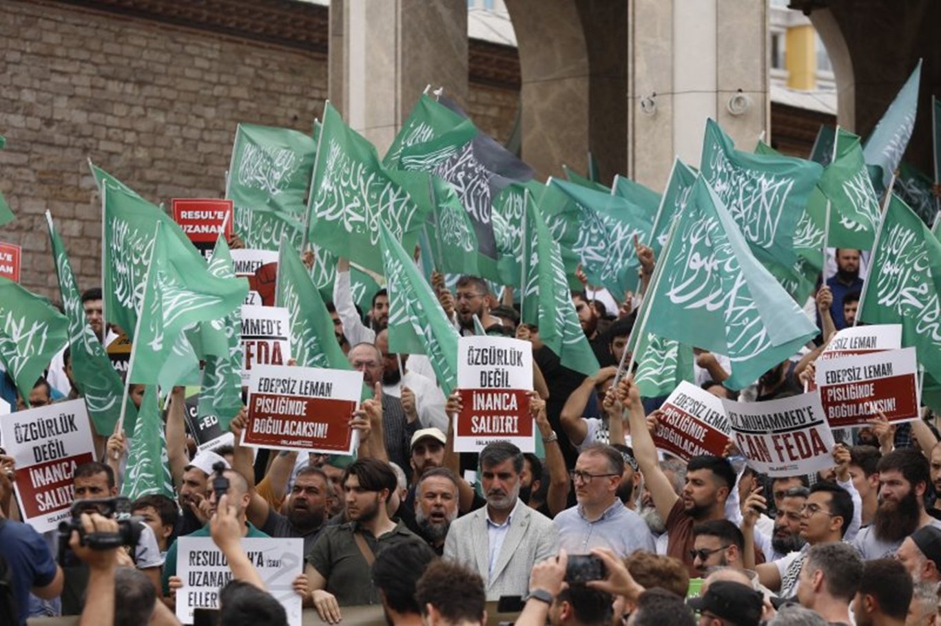 Heqareta ji Hezretî Muhammed re li Camîya Taksîmê hat protestokirin Heqareta ji Hezretî Muhammed re li Camîya Taksîmê hat protestokirin