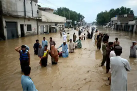 لە پاکستان بەهۆی هەڵسانی لافاو ٦٤ کەس گیانیان لەدەستدا