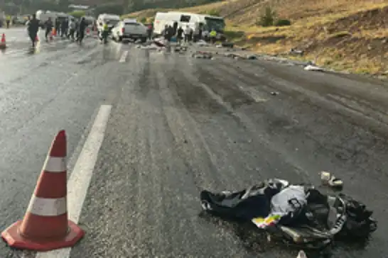 Yolcu otobüsü Sivas'ta kaza geçirdi: 3 ölü, 24 yaralı