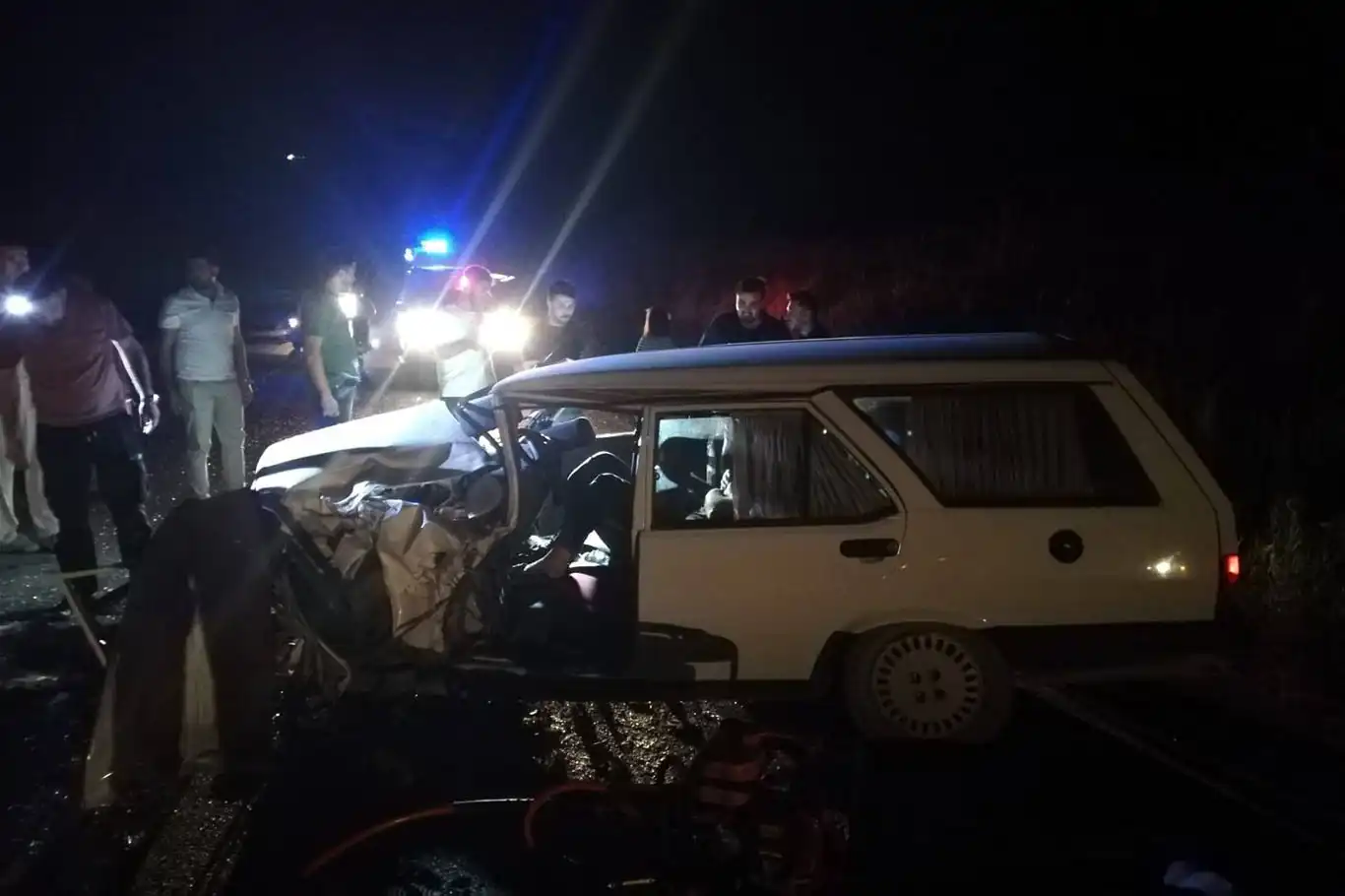 Hafif ticari araç ile otomobil çarpıştı: 8 yaralı
