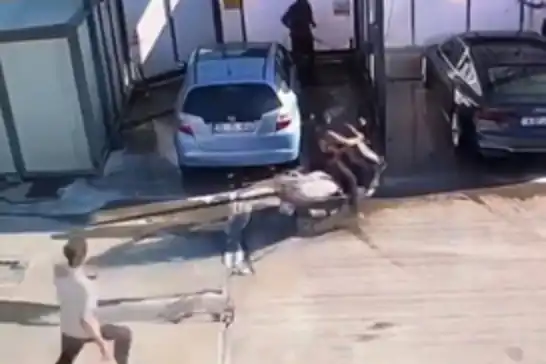 Bursa'da motosiklet kazası güvenlik kamerasına yansıdı