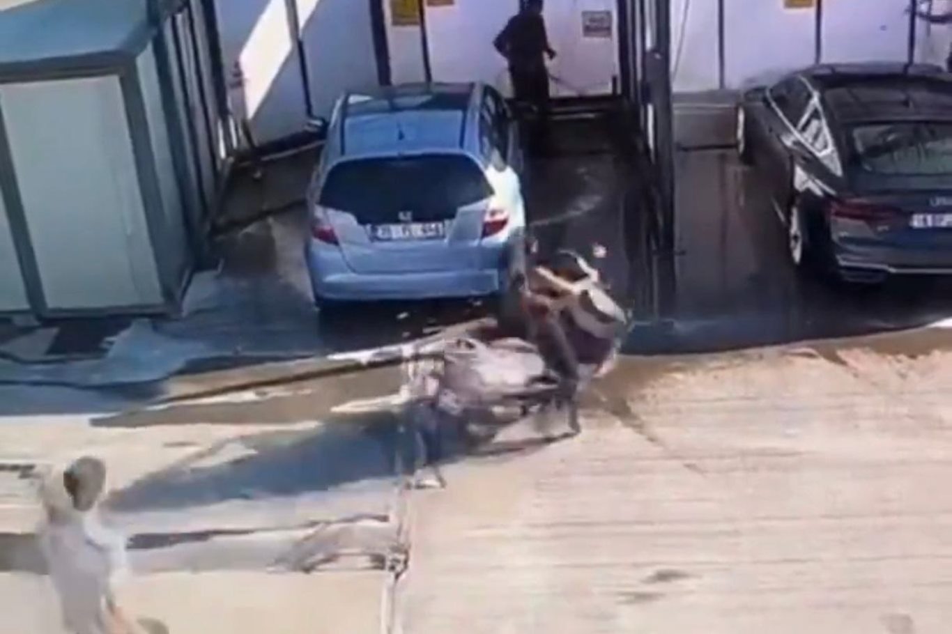 Bursa'da motosiklet kazası güvenlik kamerasına yansıdı Bursa'da motosiklet kazası güvenlik kamerasına yansıdı