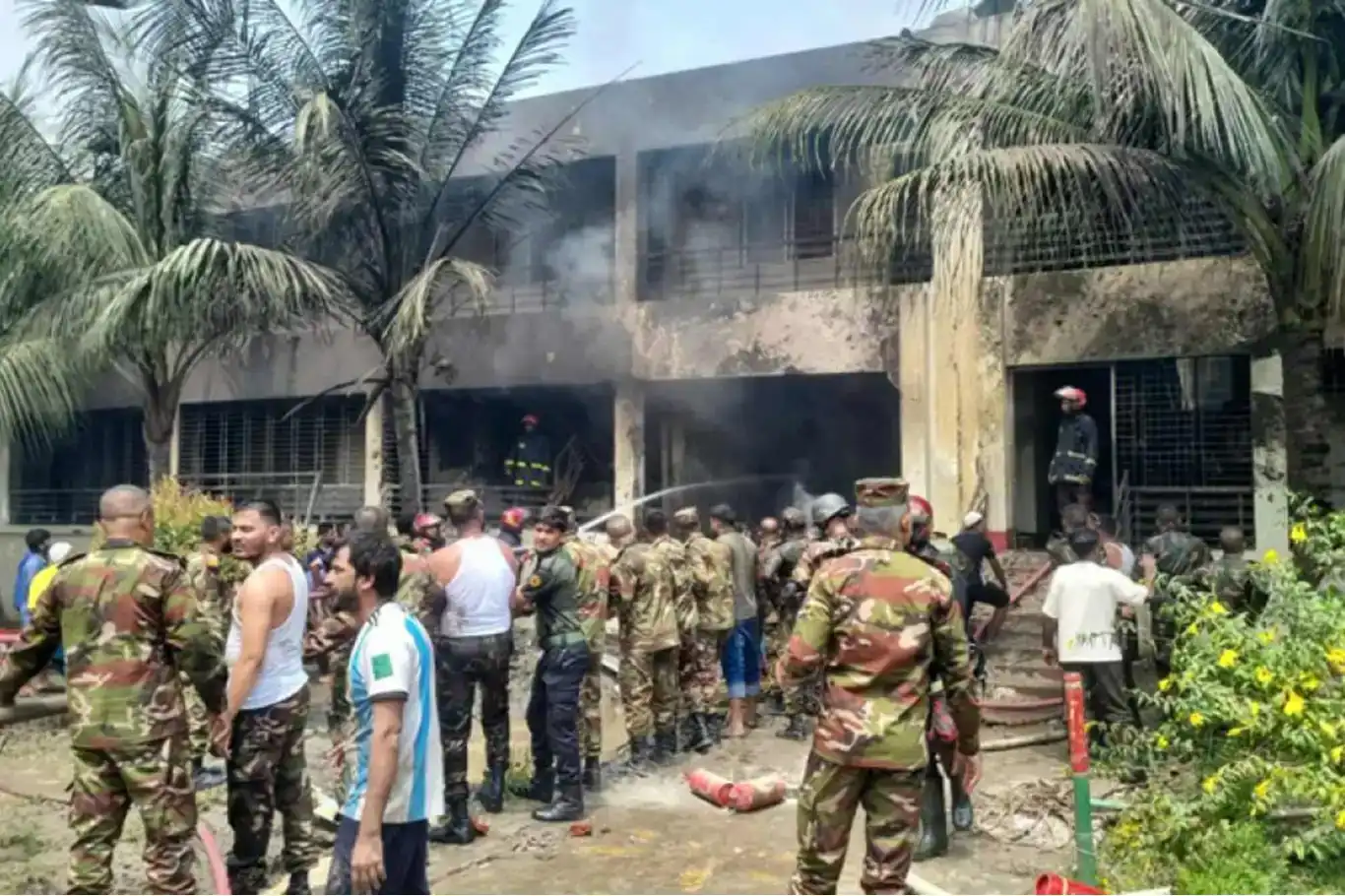 Li Bangladeşê balafira leşkerî ket xwarê: 19 Mirî (HAT NÛKIRIN) Li Bangladeşê balafira leşkerî ket xwarê: 19 Mirî (HAT NÛKIRIN)