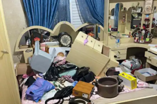 Yahudi askerler Filistinlilerin evlerini yağmalıyor, altın ve para çalıyor