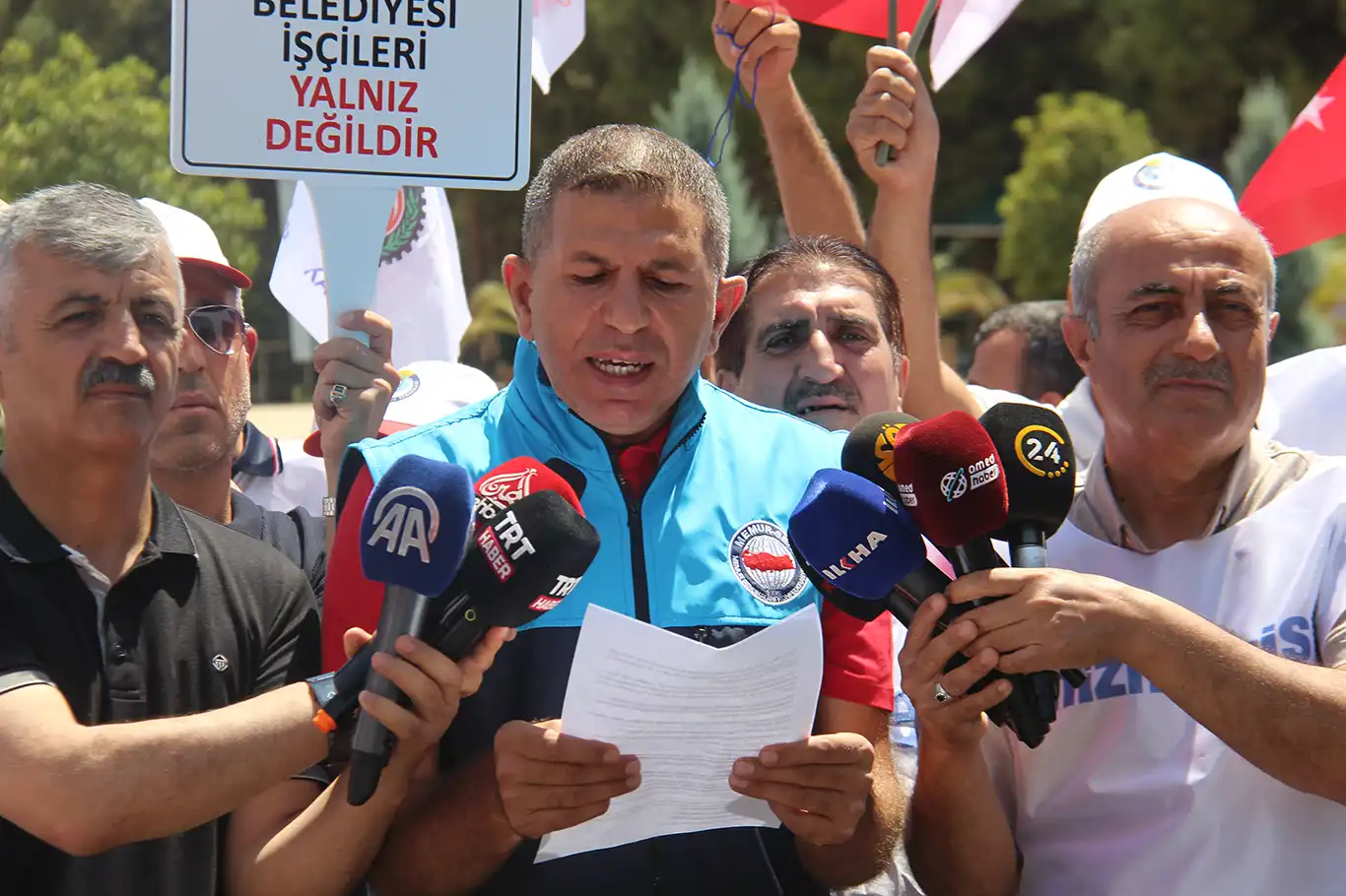 Memur-Sen'den DEM'li Belediyelere çağrı: Bu iklimin gereği olarak mağduriyetleri giderin Memur-Sen'den DEM'li Belediyelere çağrı: Bu iklimin gereği olarak mağduriyetleri giderin