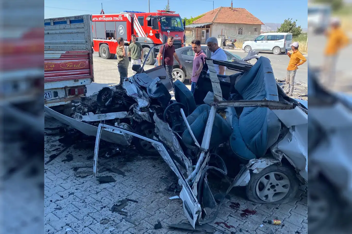 Kazaya karışan otomobil hurda yığınına döndü: 1 ölü 1 yaralı Kazaya karışan otomobil hurda yığınına döndü: 1 ölü 1 yaralı