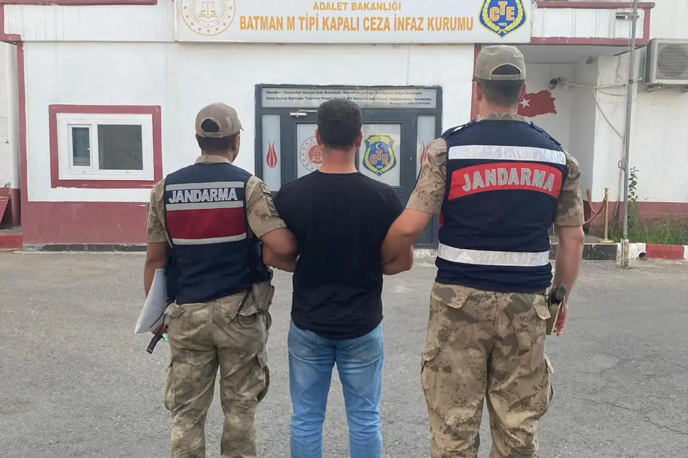 Batman'da uyuşturucu suçundan aranan hükümlü yakalandı Batman'da uyuşturucu suçundan aranan hükümlü yakalandı
