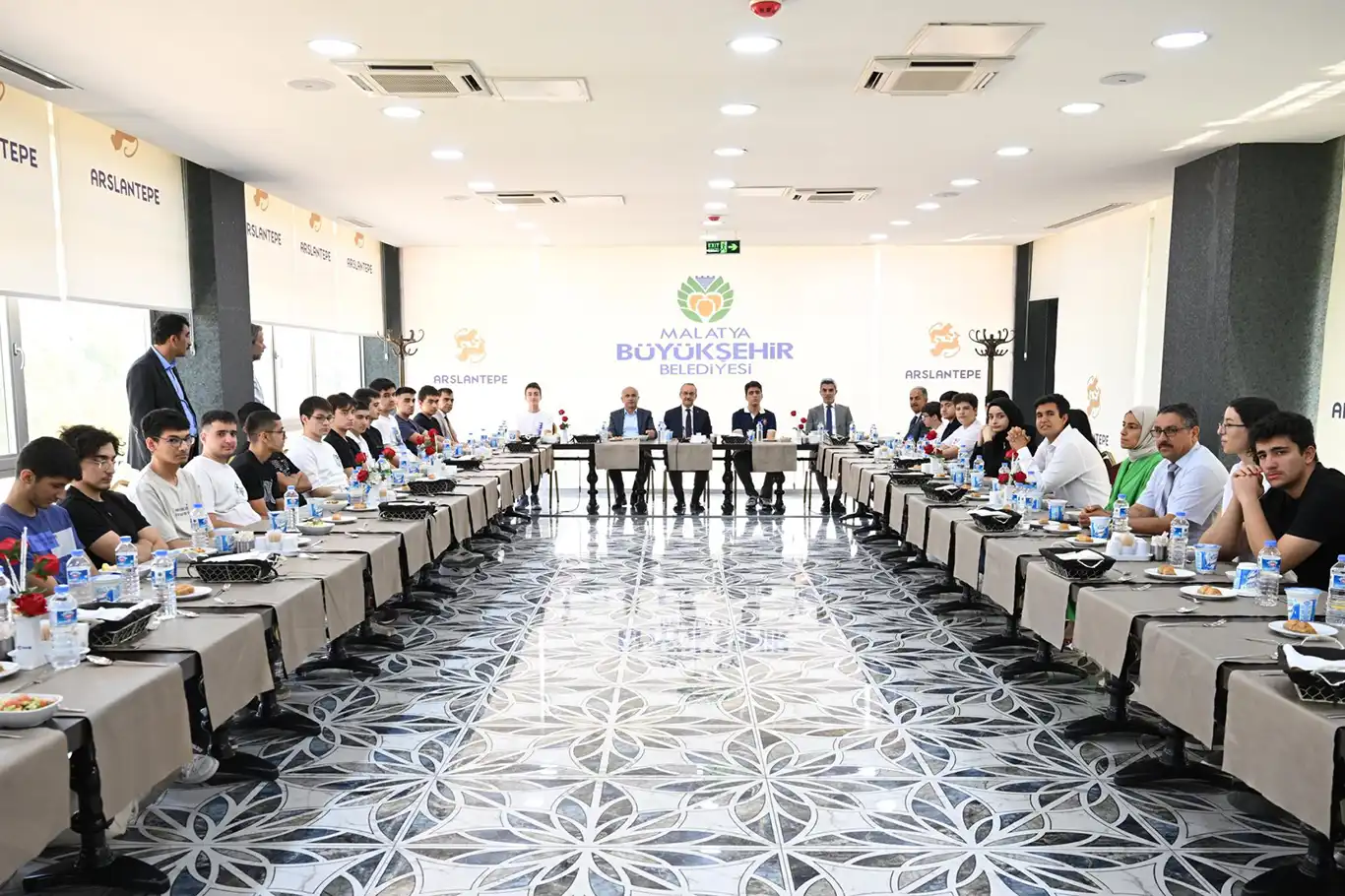 Malatya'da LGS ve YKS'de dereceye giren öğrencilere ödül Malatya'da LGS ve YKS'de dereceye giren öğrencilere ödül