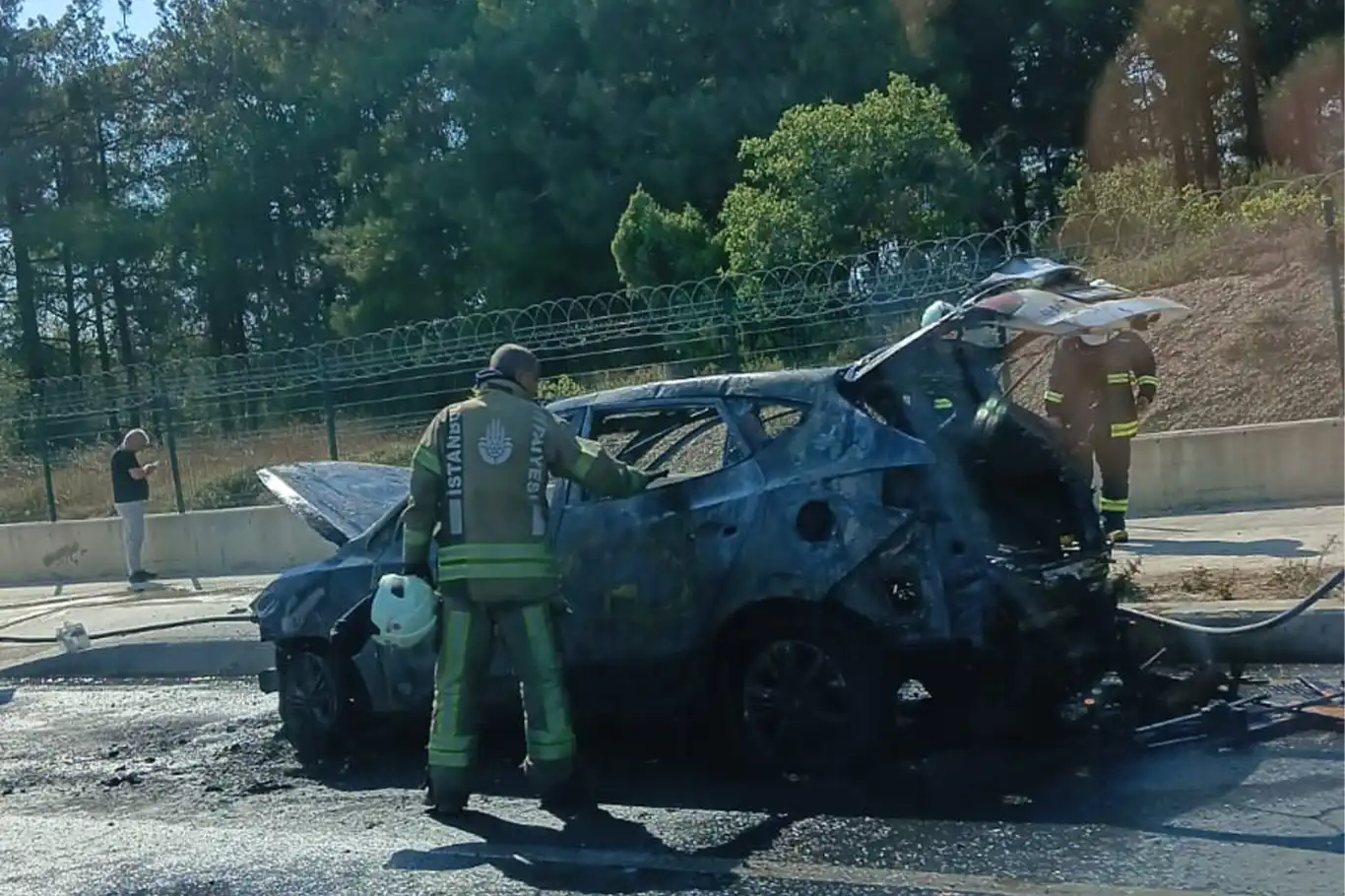 İstanbul'da korkutan yangın: Ormanlık alanda yanan araç küle döndü
