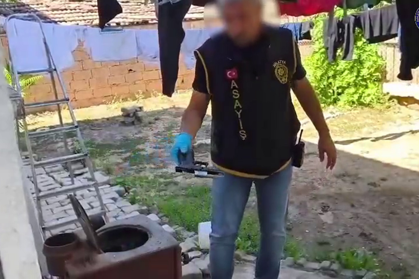 Sosyal medyada ve kamuya açık alanlarda silah teşhir edenlere operasyon: 29 gözaltı Sosyal medyada ve kamuya açık alanlarda silah teşhir edenlere operasyon: 29 gözaltı