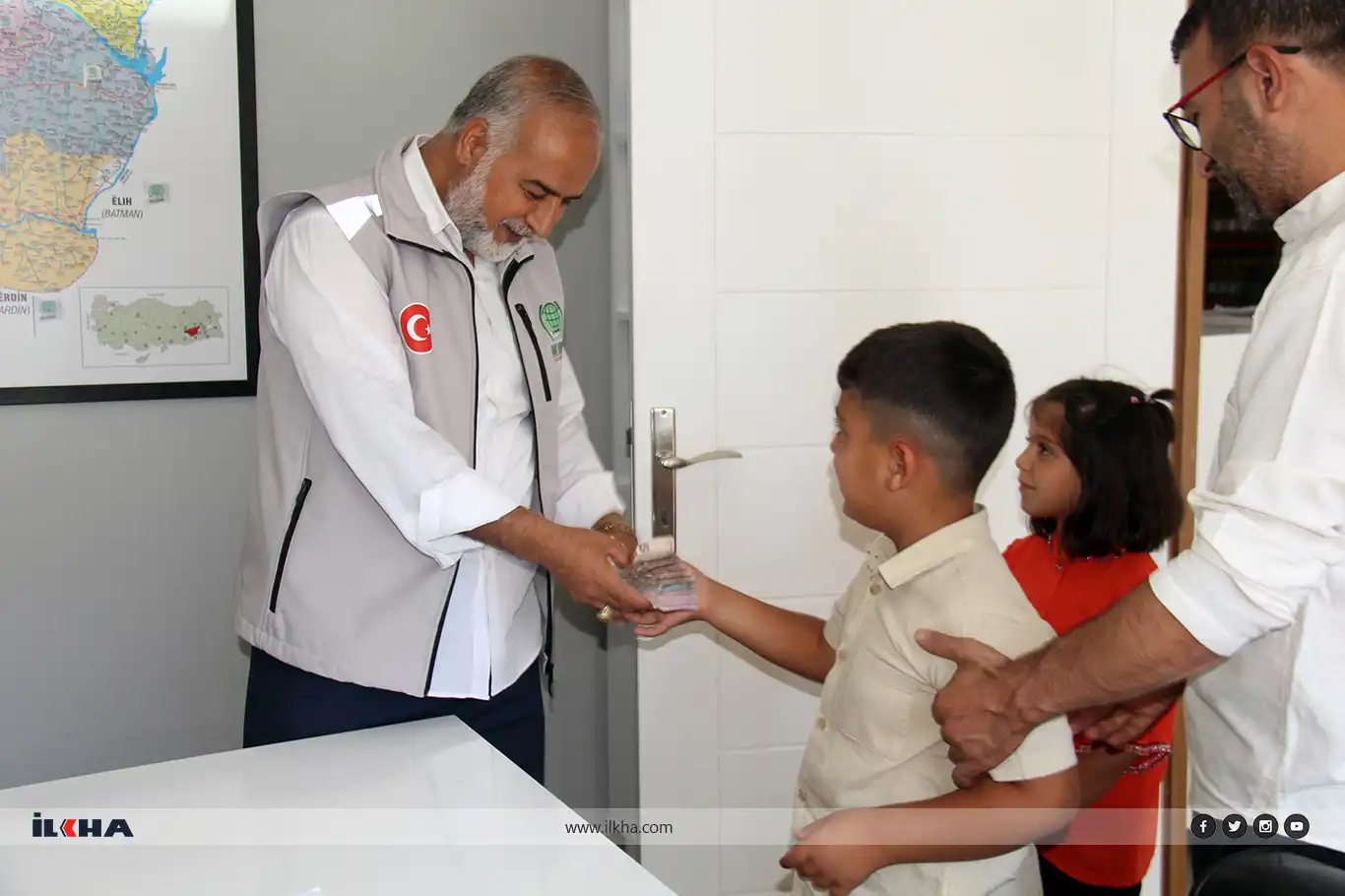 الطفلة إليف توجه رسالة مؤثرة وتتبرع لغزة الطفلة إليف توجه رسالة مؤثرة وتتبرع لغزة