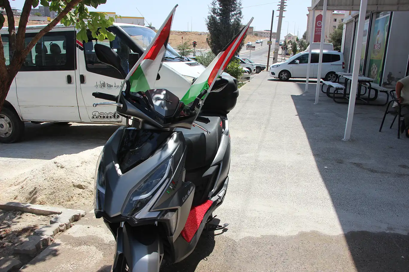 Motosikletini Gazze için bağışladı Motosikletini Gazze için bağışladı