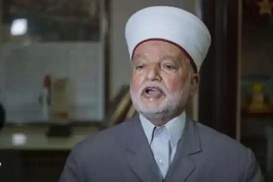 قوات الاحتلال تعتقل مفتي القدس من المسجد الأقصى