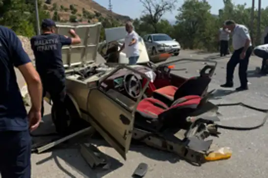 Elektrik direğine çarpan otomobil ikiye ayrıldı: 1 yaralı