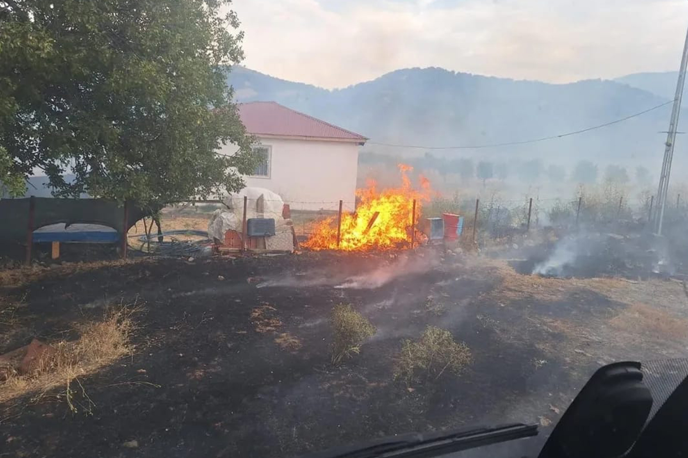 Bingöl'de iki farklı noktada çıkan yangınlar kontrol altına alındı Bingöl'de iki farklı noktada çıkan yangınlar kontrol altına alındı