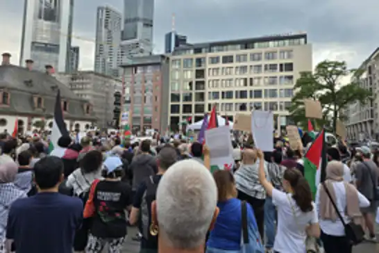 Frankfurt'ta binlerce kişi Filistin için yürüdü