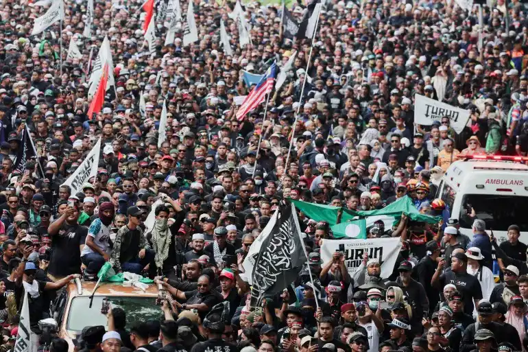 آلاف الماليزيين يطالبون باستقالة أنور إبراهيم بسبب غلاء المعيشة آلاف الماليزيين يطالبون باستقالة أنور إبراهيم بسبب غلاء المعيشة