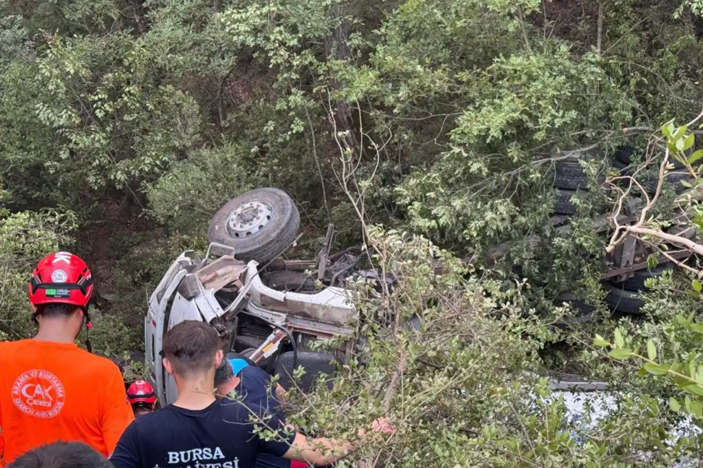 Orman yangını bölgesine su taşıyan tanker şarampole yuvarlandı: 3 ölü Orman yangını bölgesine su taşıyan tanker şarampole yuvarlandı: 3 ölü