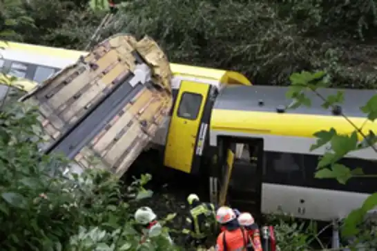 Almanya'da yolcu treni devrildi: 3 ölü, 34 yaralı
