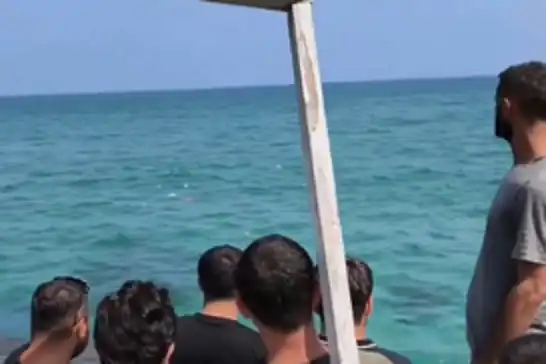 شباب حزب الهدى يلقون زجاجات مملوءة بالبقوليات في البحر دعمًا لغزة