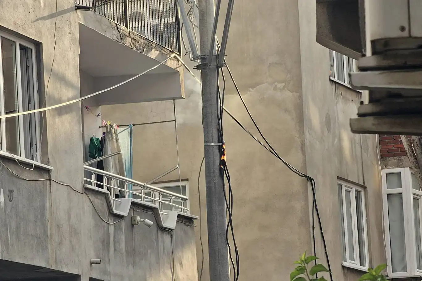 Sıcak havanın etkisiyle elektrik direği tutuştu, olası faciadan dönüldü Sıcak havanın etkisiyle elektrik direği tutuştu, olası faciadan dönüldü