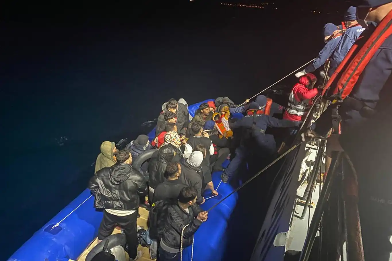 Çanakkale açıklarında 19 düzensiz göçmen kurtarıldı Çanakkale açıklarında 19 düzensiz göçmen kurtarıldı